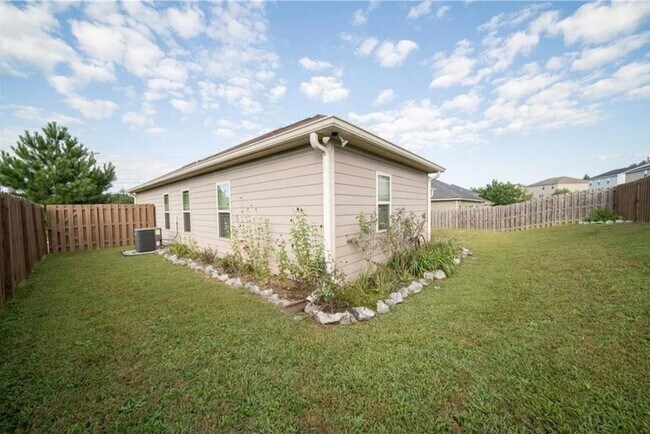 Building Photo - $100 Military Discount! Close to Park, Lik...