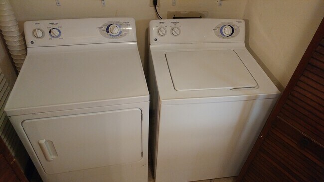 Building Photo - 2 BR / 2 BA Townhome in Continental Oaks II