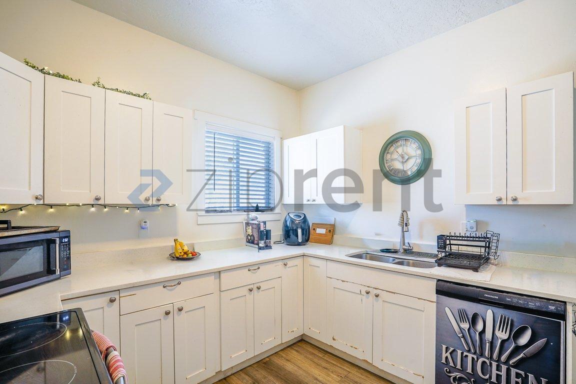 Building Photo - Unit A