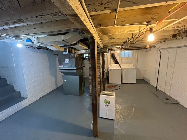 Building Photo - Gorgeous 2 Bedroom House with Massive Two Car Garage! Apply Today!