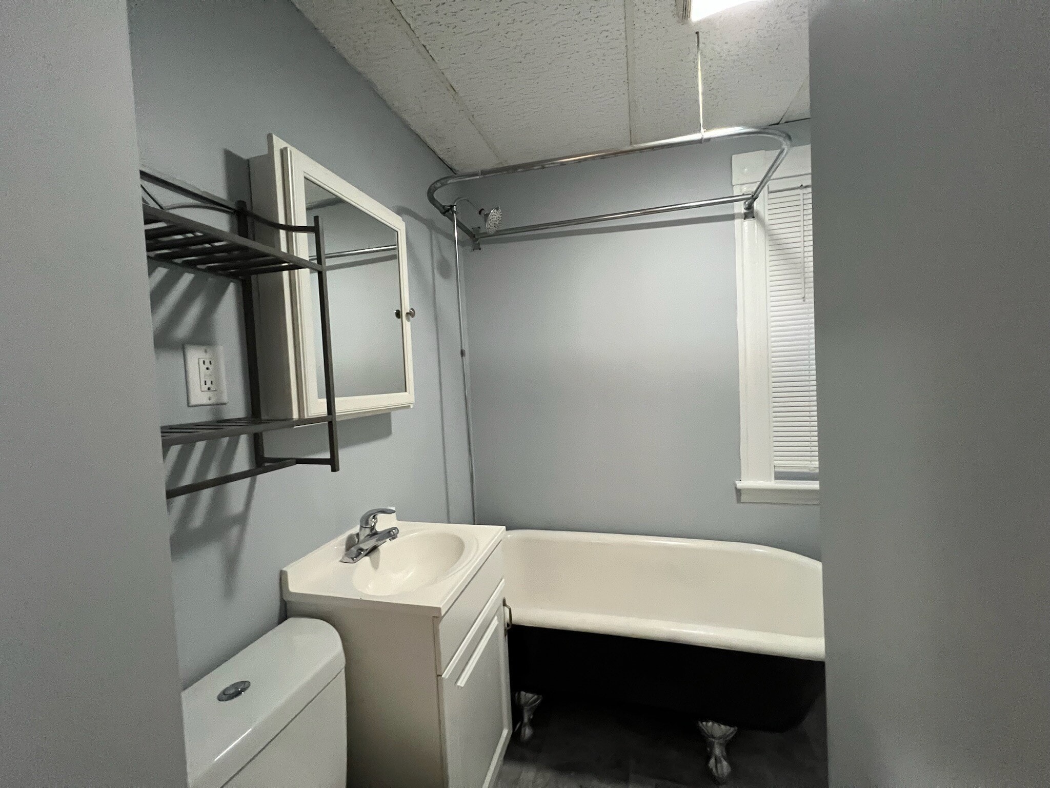 BATHROOM SHOWER - 28 Paine St