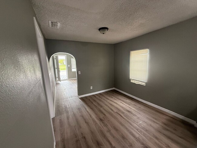 Building Photo - Cozy Plant City Bungalow! Apply for FREE This Holiday Season!