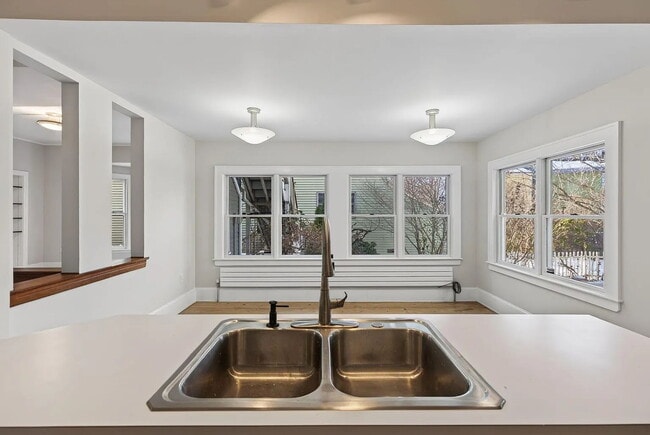 Building Photo - Beautiful First-Floor Condo in Portland’s West End