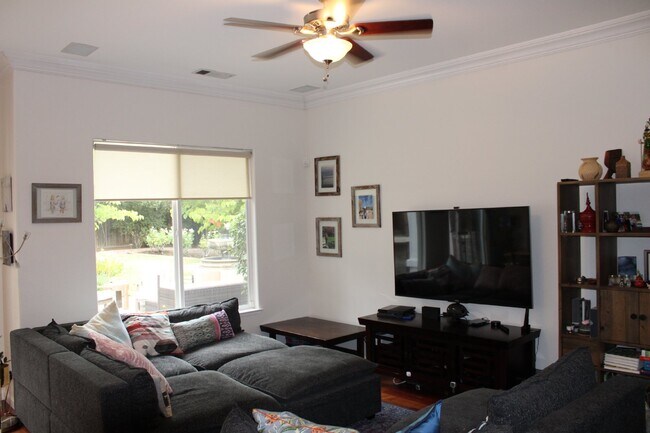 Building Photo - Gorgeous Single Story 3 Bedroom, 2 Bath wi...