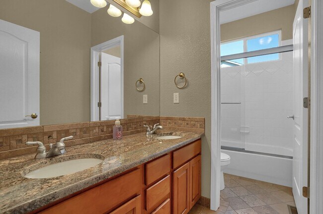 Building Photo - Beautiful Ranch Style Home in District 20-...