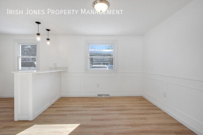 Building Photo - 208 Main St