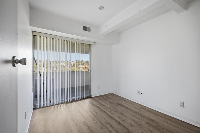 Building Photo - Stunning Echo Park 2 Bed / 1 Bath with Breathtaking Lake Views