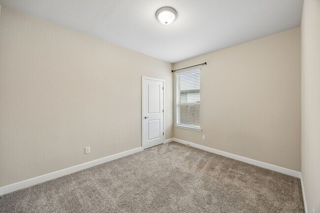 Building Photo - You won't believe it, move-in ready 3/2 in the sought after Bridgeview Community.
