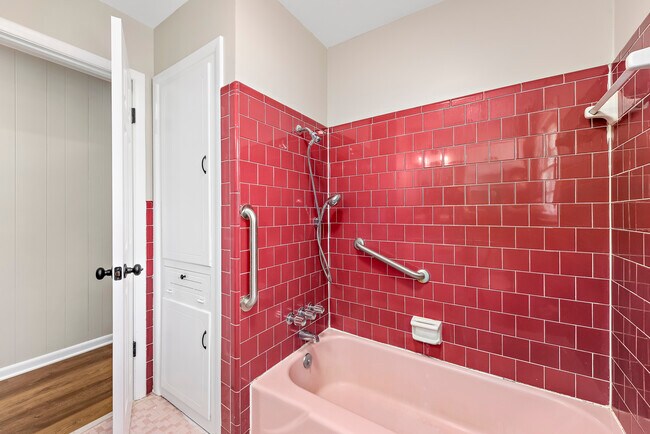 Building Photo - 201 Roberts St