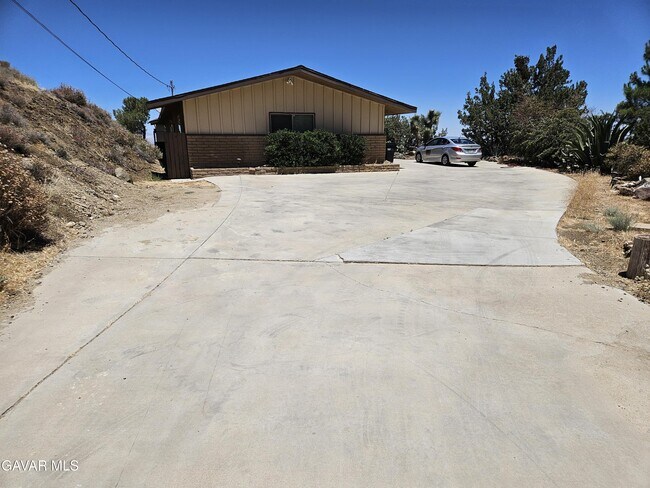 Building Photo - 615 Lakeview Dr