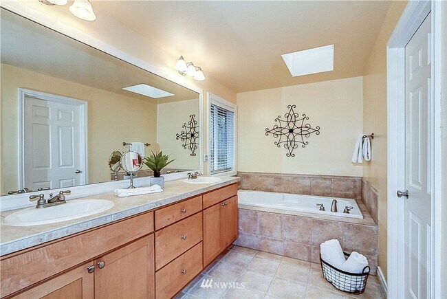 Building Photo - Sammamish Home