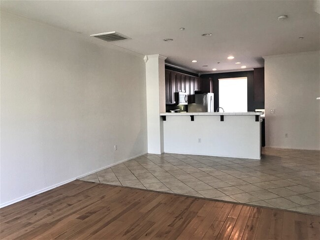 Building Photo - **$500 Off First Months rent ** Spacious E...