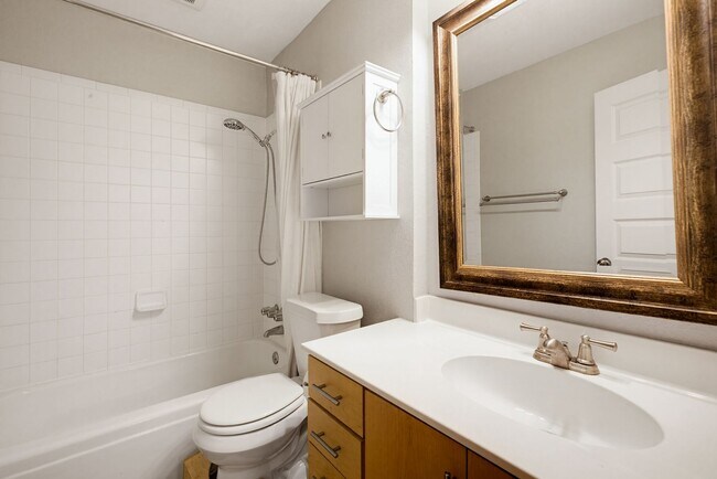 Building Photo - 2 Bed 1 Bath Condo by UT and CapMetro Stop