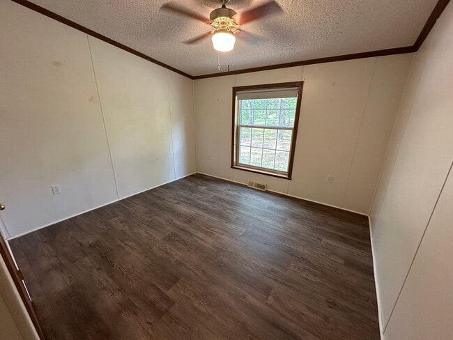 Building Photo - $1,350 / Month | 3 Bed · 2 Bath · 1,375 Sq...