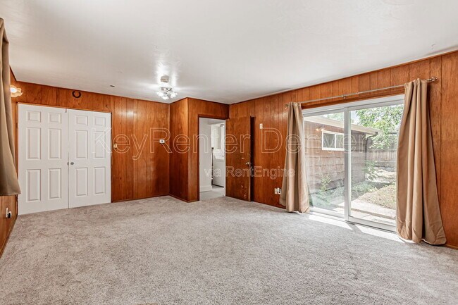 Building Photo - 400 Lily Ln
