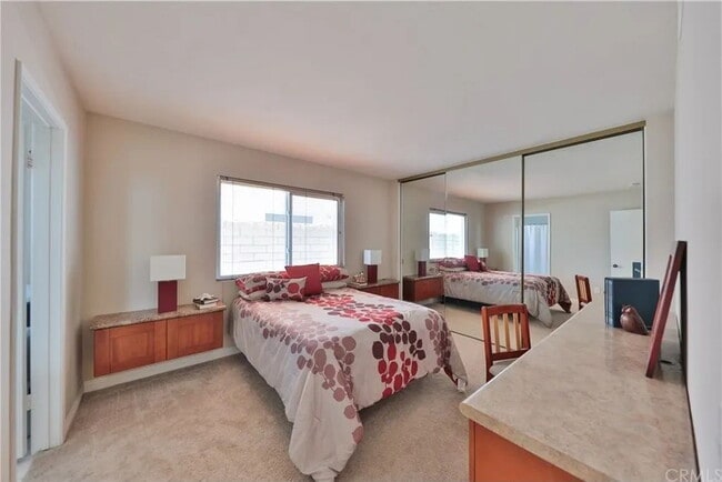 Building Photo - 1-Bedroom Retreat in Huntington Beach – Your Perfect Coastal Sanctuary!"