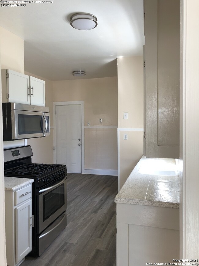 Building Photo - 411 Canton-