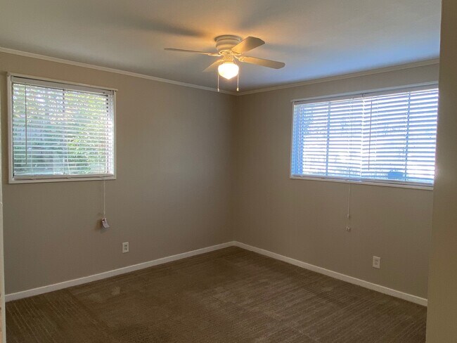 Building Photo - 4001 Sunnyvale Ln S