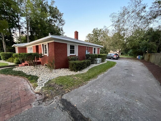 Building Photo - 5bd/2ba Remodeled Brick Ranch Home with Spacious Private Yard