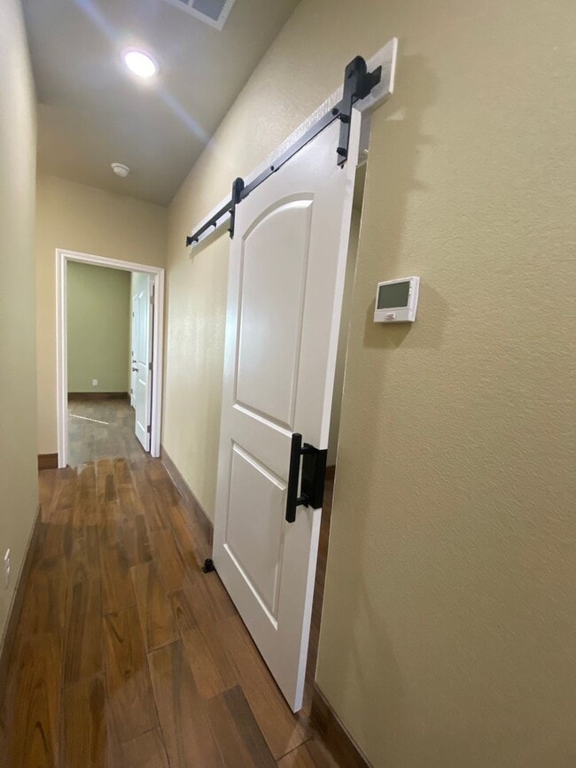 Building Photo - 105 Sabine Ave. #B