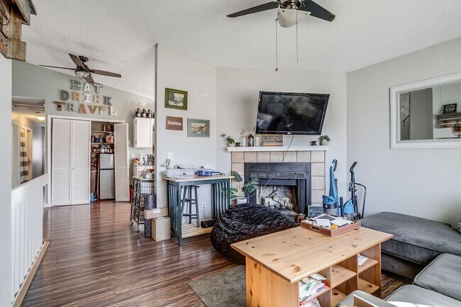 Building Photo - Huge room in a large shared home, private bathroom, great neighborhood, friendly roommates!