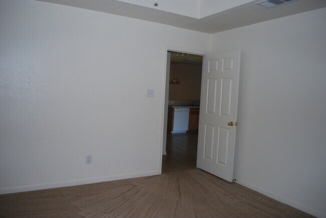 Building Photo - 913Daisy