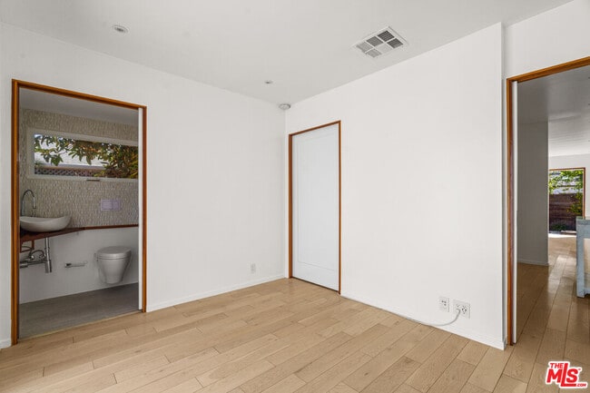 Building Photo - 2425 Cloy Ave
