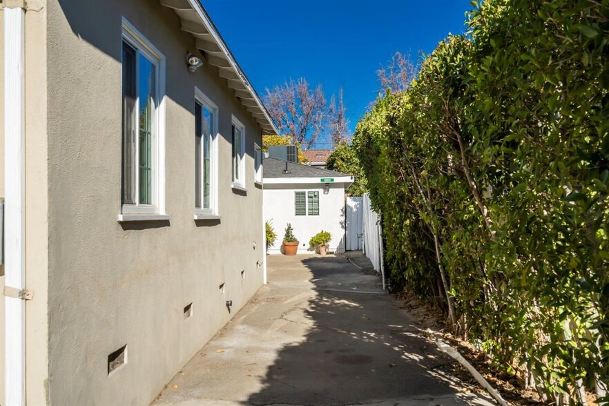 Driveway for parking - 13521 Hamlin St