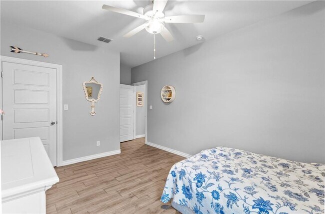 Building Photo - Spacious 4 or 5 Bedroom Home for Rent | Desirable Southside Location