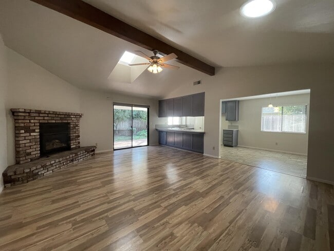 Building Photo - 1817 Heron Ln
