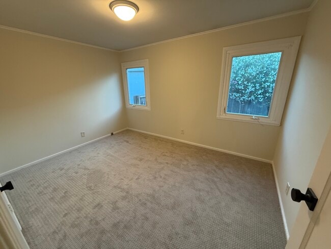 Building Photo - 701 Poinsettia Ave