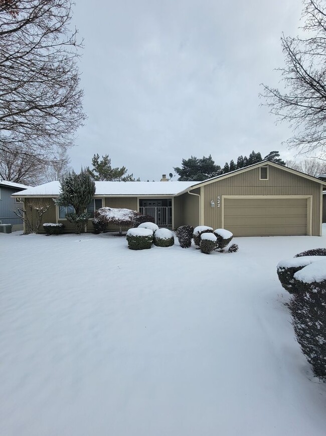 Primary Photo - Spacious home in Kennewick