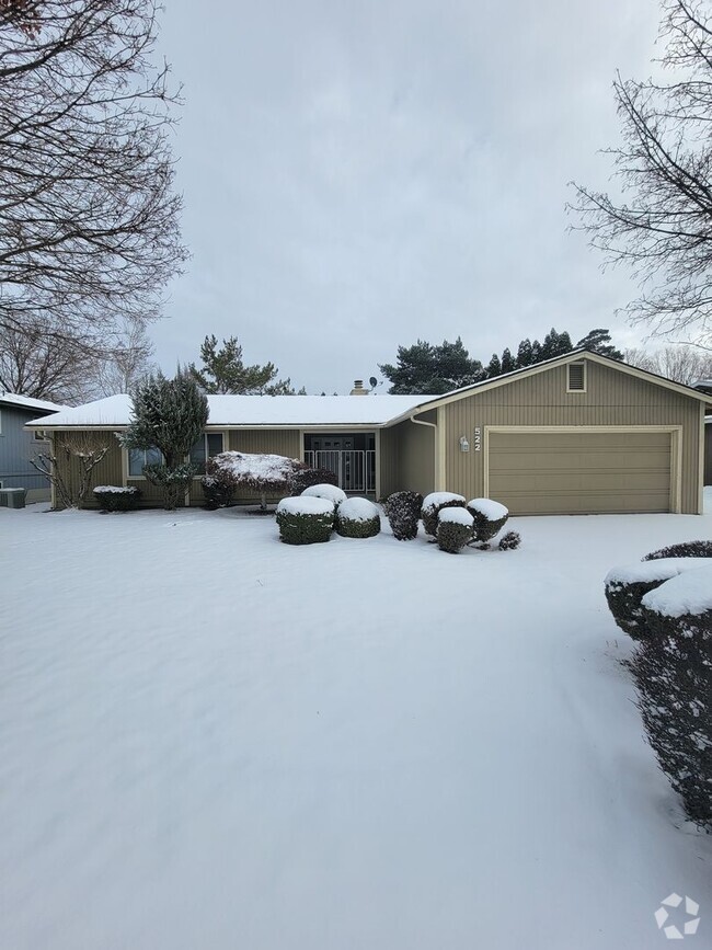 Building Photo - Spacious home in Kennewick