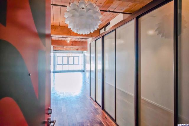 Building Photo - 530 S Hewitt St