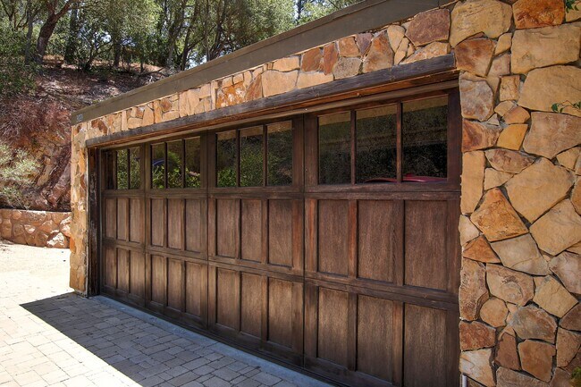 Building Photo - 3021 Hidden Valley Ln