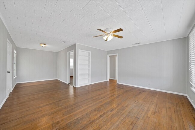 Building Photo - 2305 8th Ave