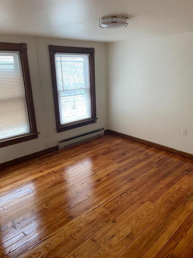 Building Photo - 1030 Center St