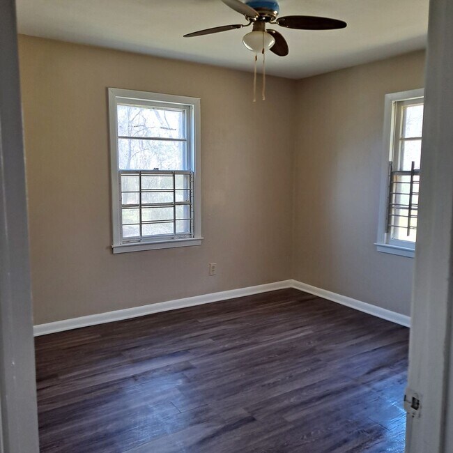 Building Photo - 2160 St Elmo Ave