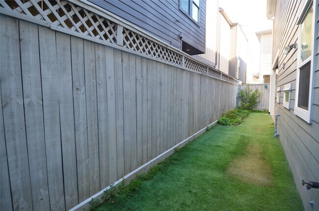 Building Photo - 8610 Ashland Way