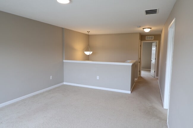 Building Photo - 1899 Lakecrest Dr