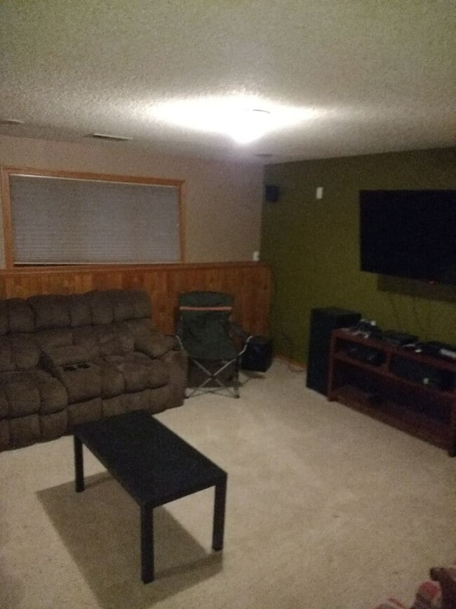 Building Photo - 3 Bedrooms, 2.5 Bathrooms Single Family Ho...