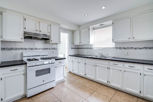 Building Photo - Charming University Heights Single Family ...