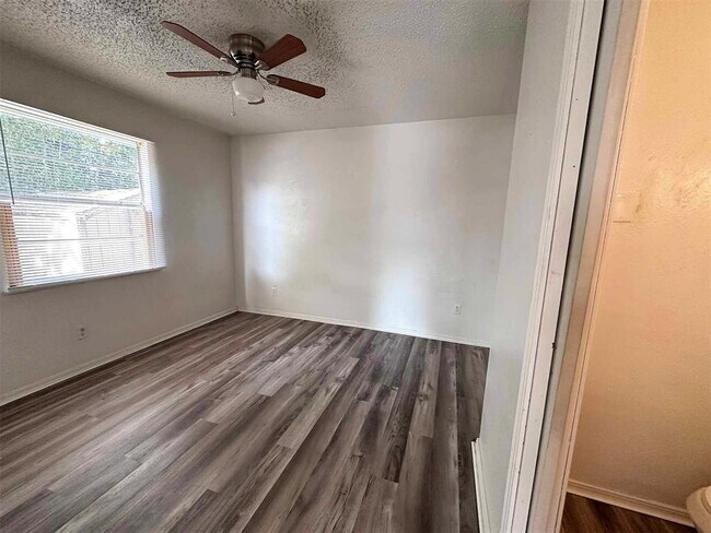 Building Photo - 208 Cherrywood Dr