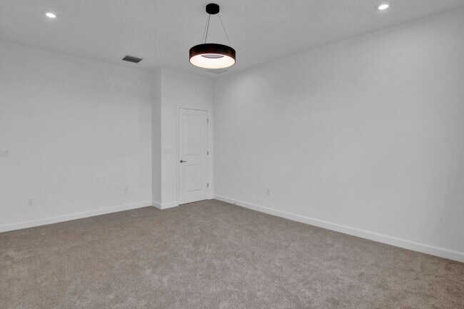 Building Photo - 14075 SW Thorens Dr