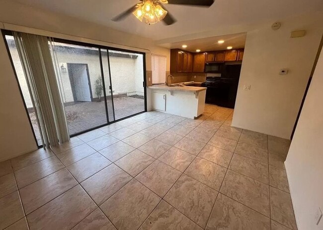 Building Photo - AVAILABLE NOW! Canyon Crest Townhome