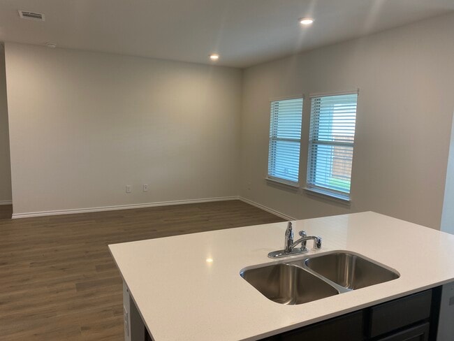 Building Photo - 1008 Hidden Vly Dr
