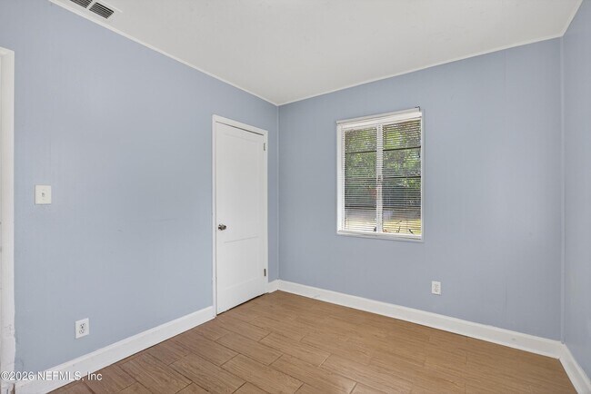 Building Photo - 2960 W 10th St