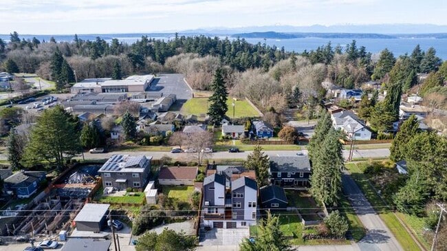 Building Photo - Newly Built Air-Conditioned Luxury Townhome in Highly Desired Admiral