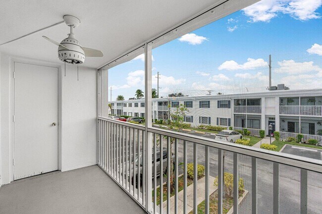 Building Photo - 120 Cypress Club Dr