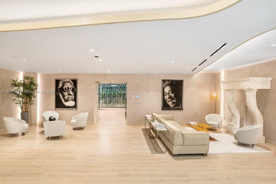 Building Photo - 1000 Brickell Plz